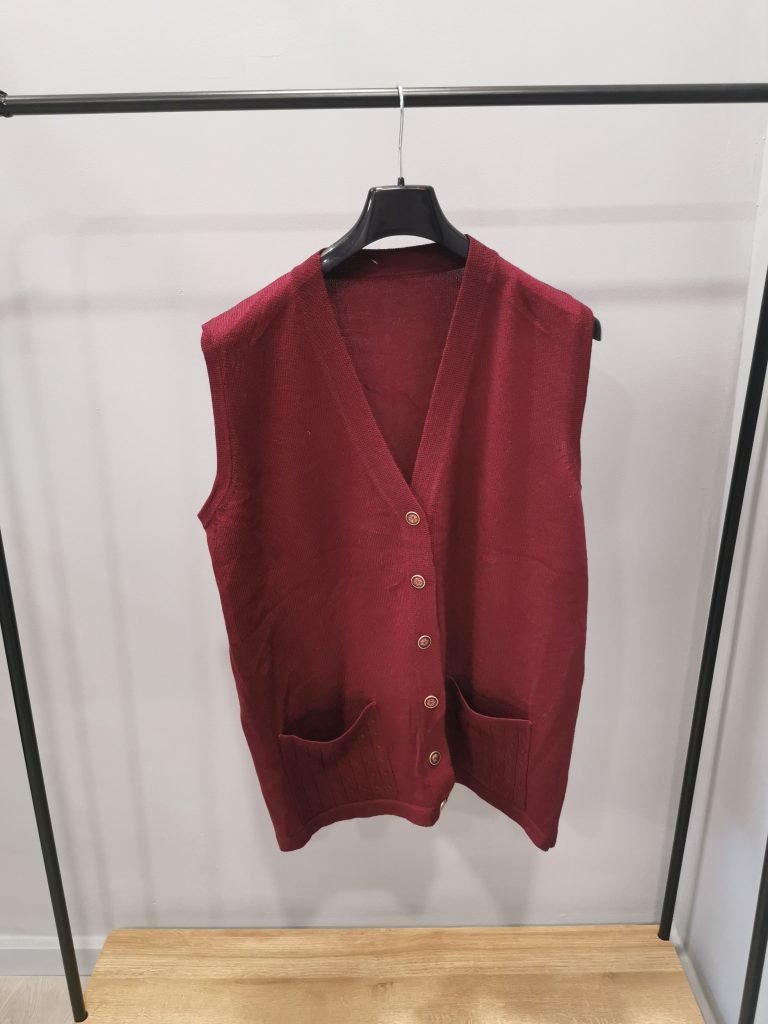 Cardigan smanicato bordeaux con bottoni in oro tgXXL 